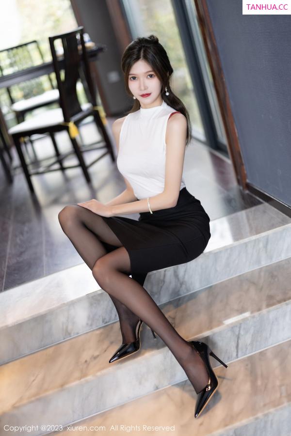 程程程  [XiuRen]高清写真图 2023.01.31 No.6194 程程程- 黑丝短裙第19张图片